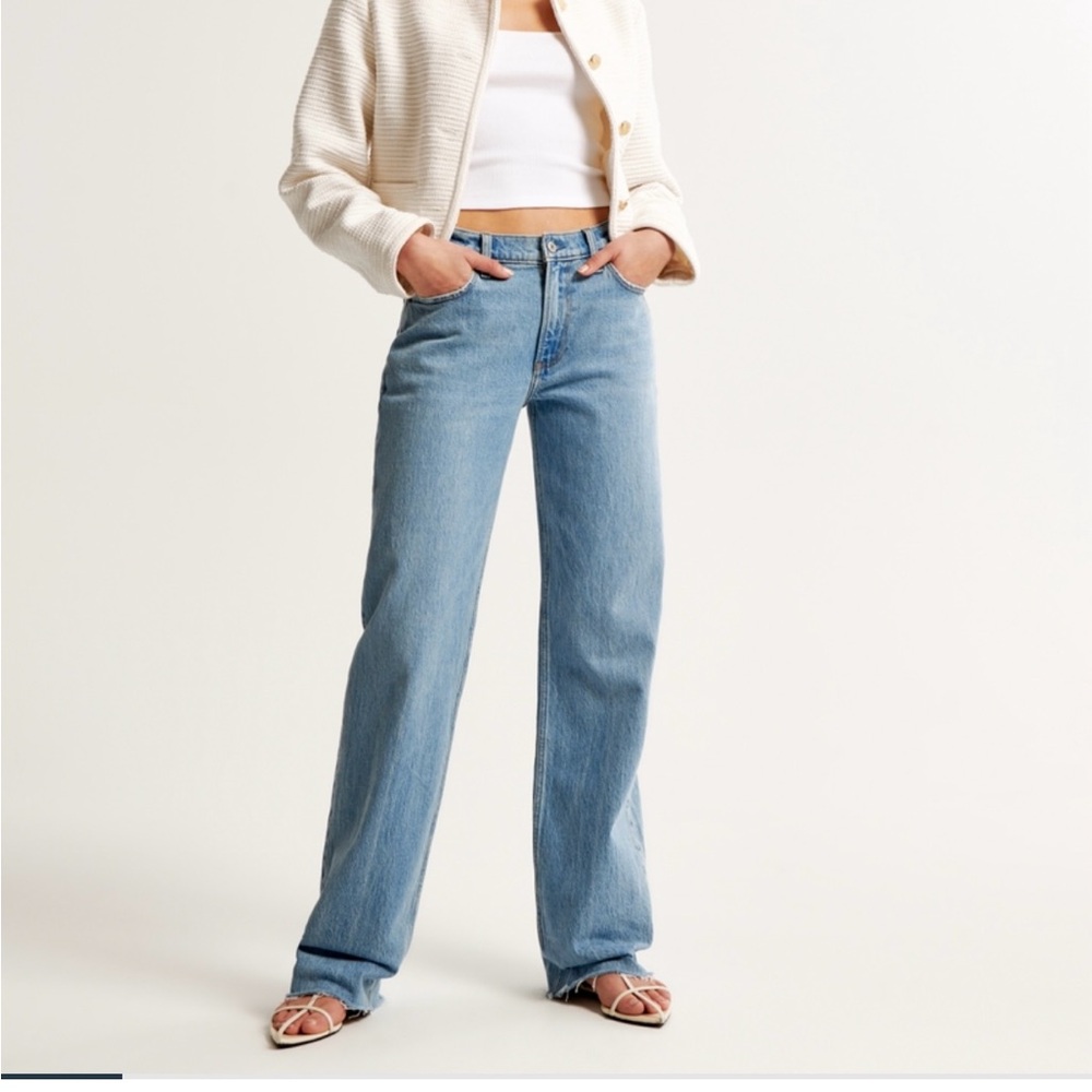 Abercrombie low rise baggy jeans in medium wash with raw hem. Size 28 NWT